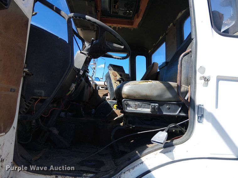 image for item EC1242 1984 Volvo F700 oil distributor truck