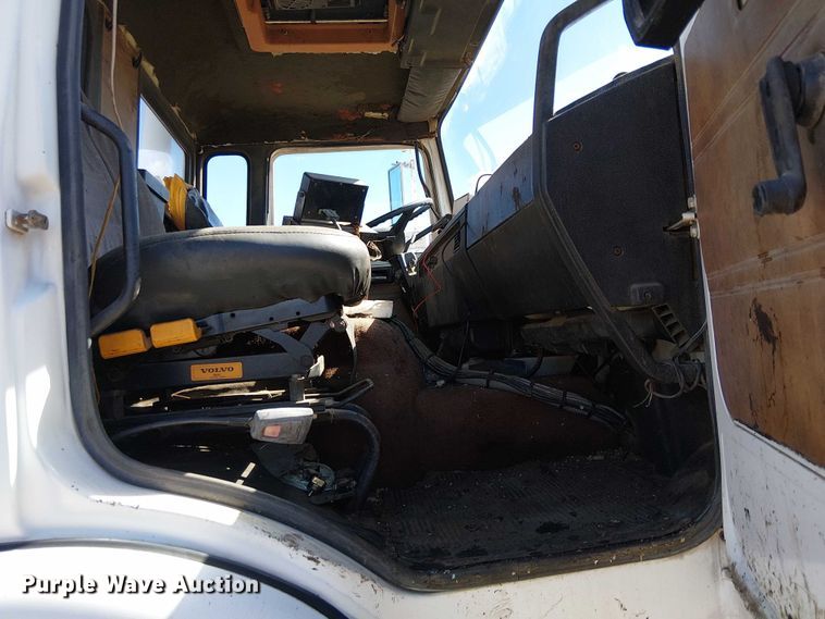 image for item EC1242 1984 Volvo F700 oil distributor truck