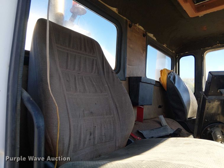 image for item EC1242 1984 Volvo F700 oil distributor truck