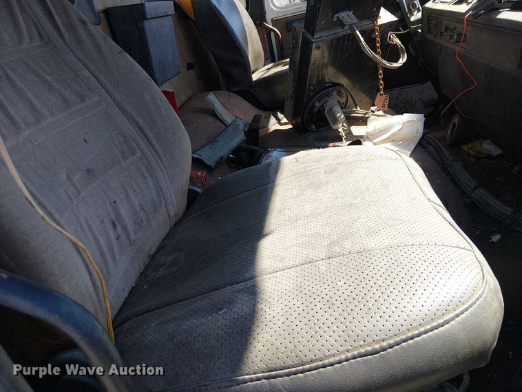 image for item EC1242 1984 Volvo F700 oil distributor truck