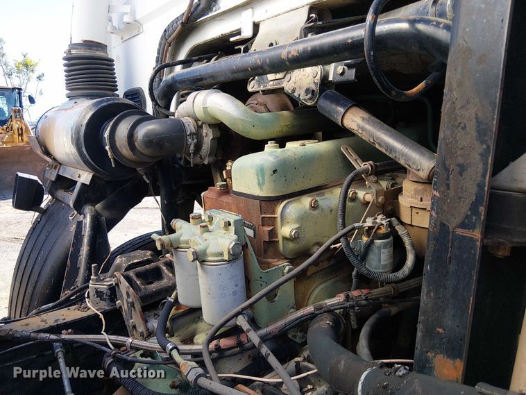 image for item EC1242 1984 Volvo F700 oil distributor truck