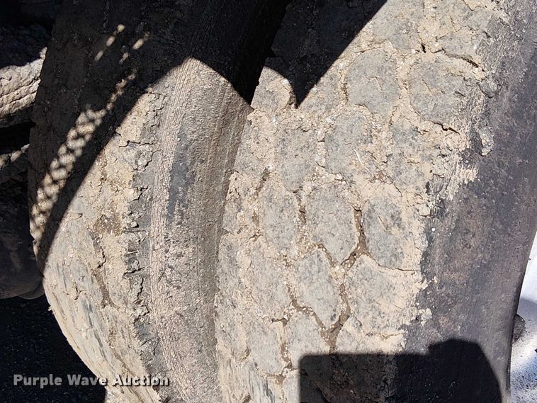 image for item EC1242 1984 Volvo F700 oil distributor truck