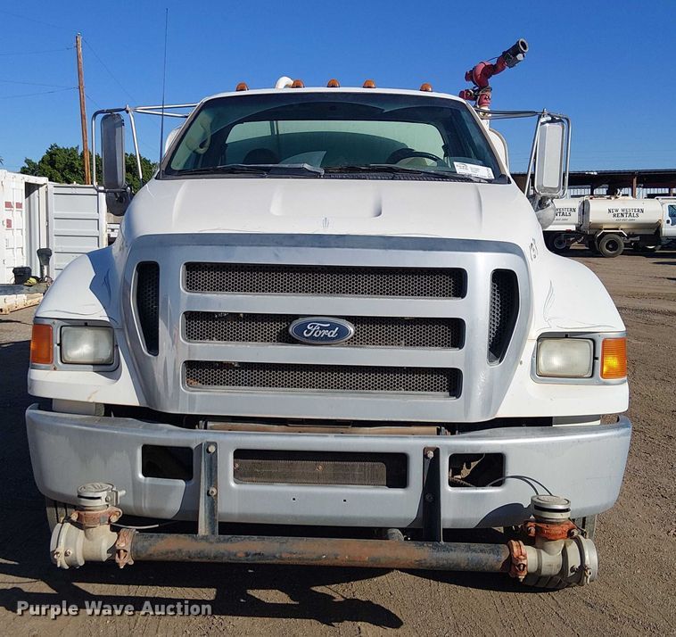 image for item EC1260 2006 Ford F750 water truck