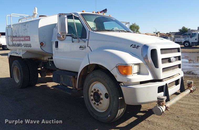 image for item EC1260 2006 Ford F750 water truck