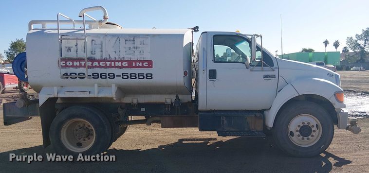 image for item EC1260 2006 Ford F750 water truck
