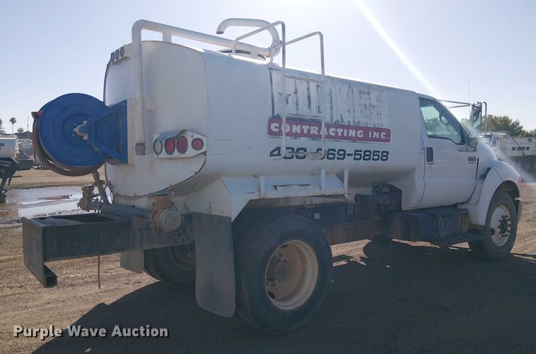 image for item EC1260 2006 Ford F750 water truck