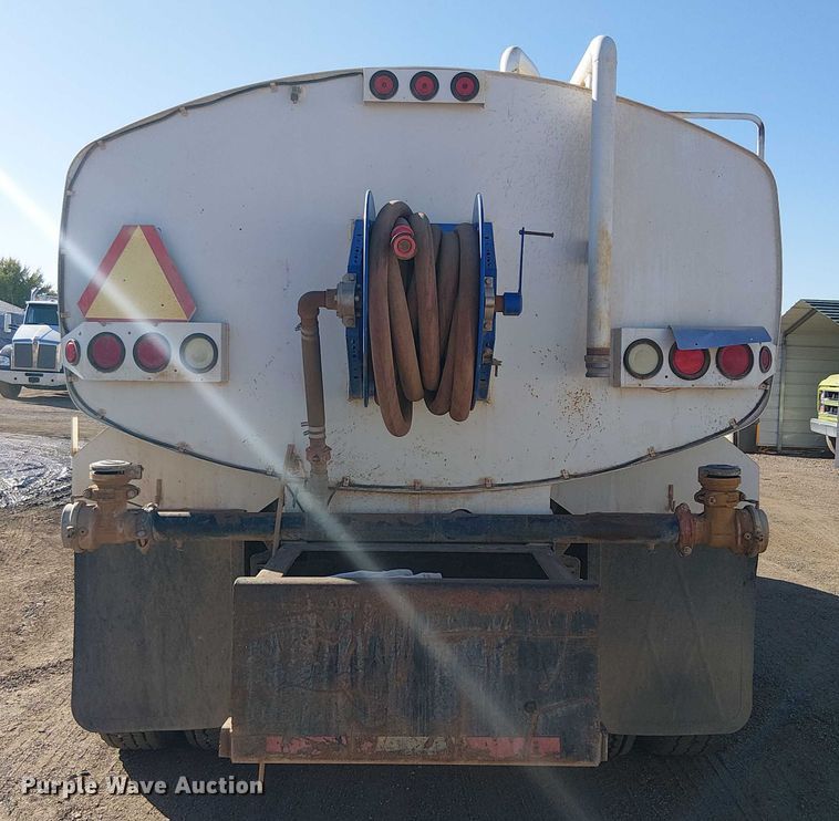 image for item EC1260 2006 Ford F750 water truck