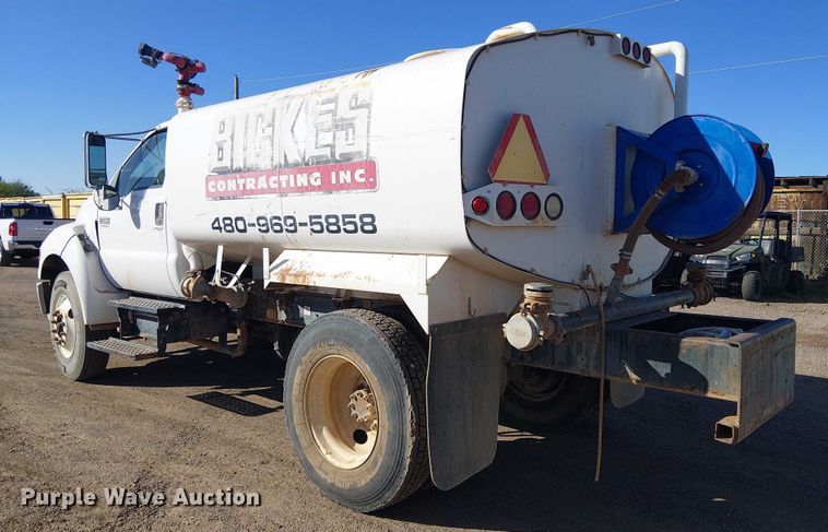image for item EC1260 2006 Ford F750 water truck