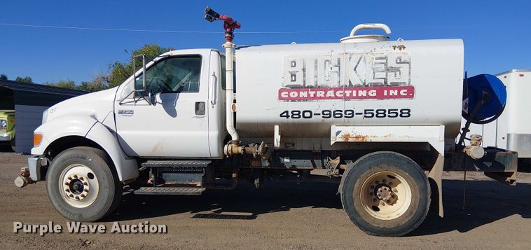 image for item EC1260 2006 Ford F750 water truck