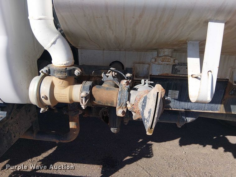 image for item EC1260 2006 Ford F750 water truck