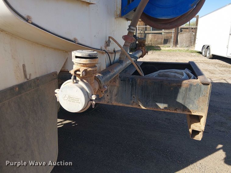 image for item EC1260 2006 Ford F750 water truck