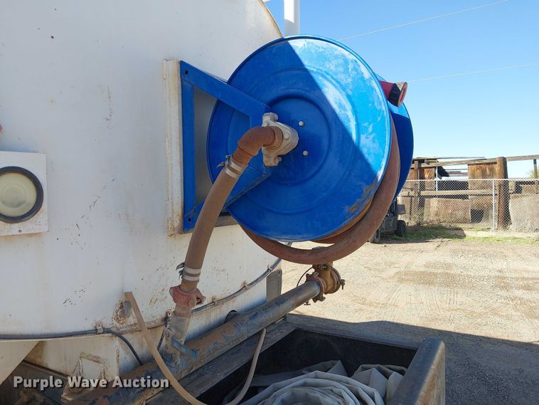 image for item EC1260 2006 Ford F750 water truck