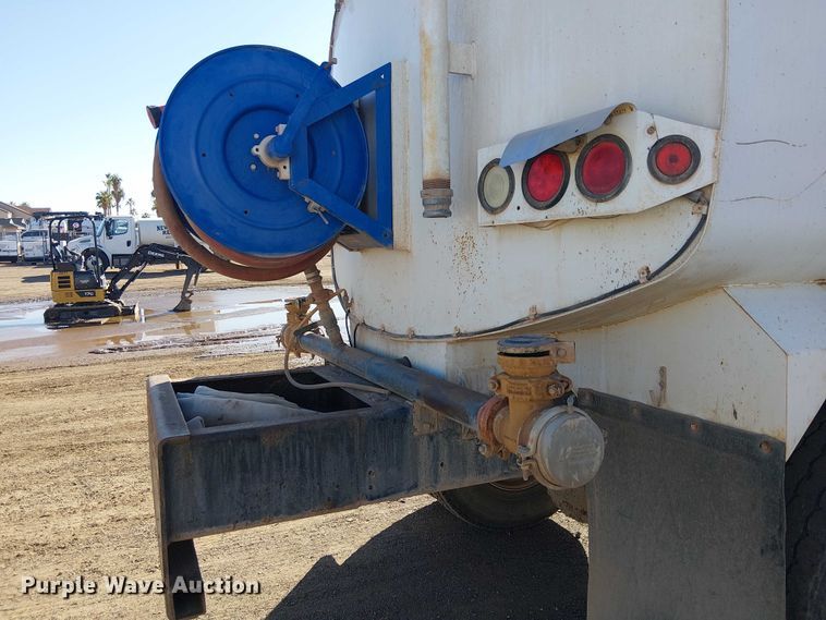 image for item EC1260 2006 Ford F750 water truck