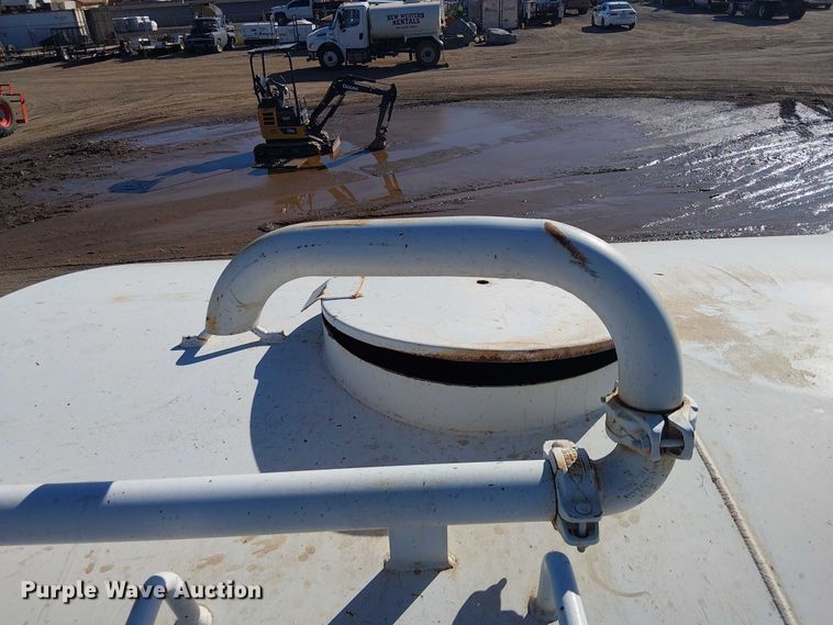 image for item EC1260 2006 Ford F750 water truck