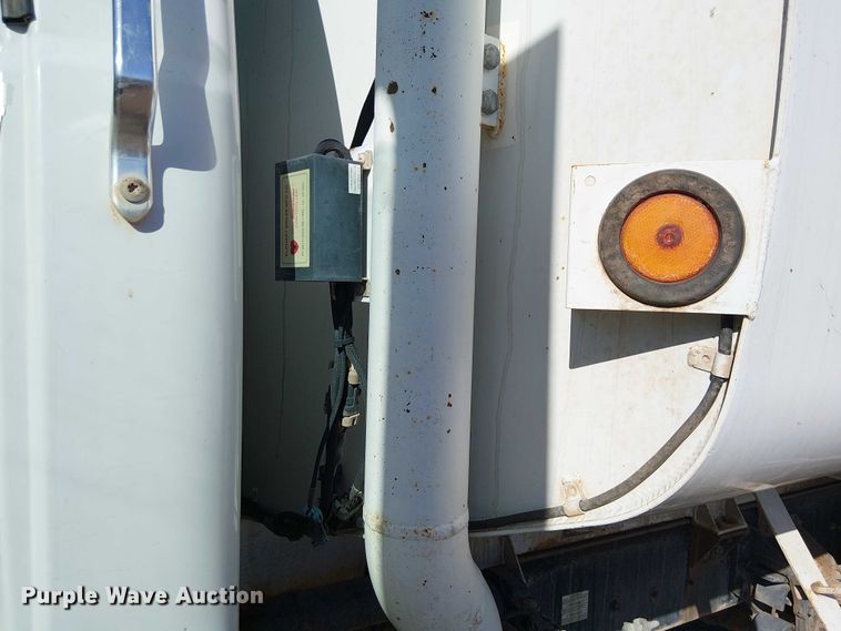 image for item EC1260 2006 Ford F750 water truck