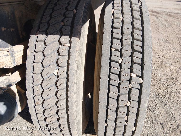 image for item EC1260 2006 Ford F750 water truck