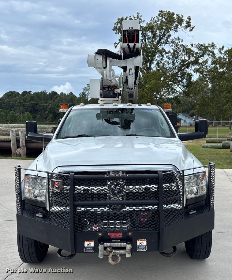 CAMIóN CON CANASTILLA 2016 RAM ALTEC