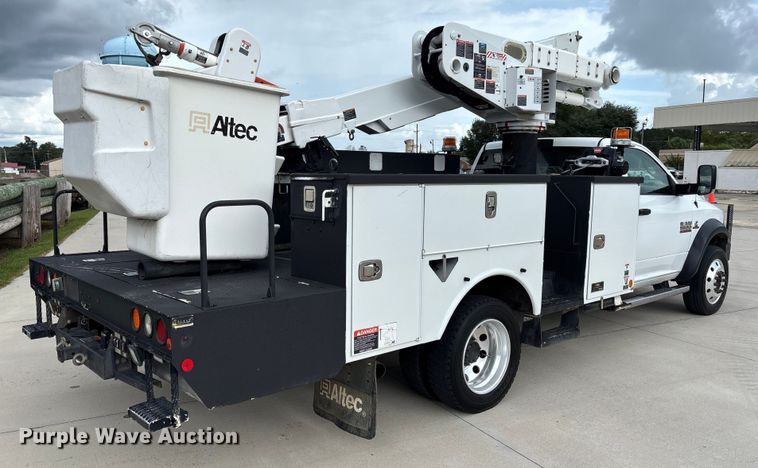 CAMIóN CON CANASTILLA 2016 RAM ALTEC