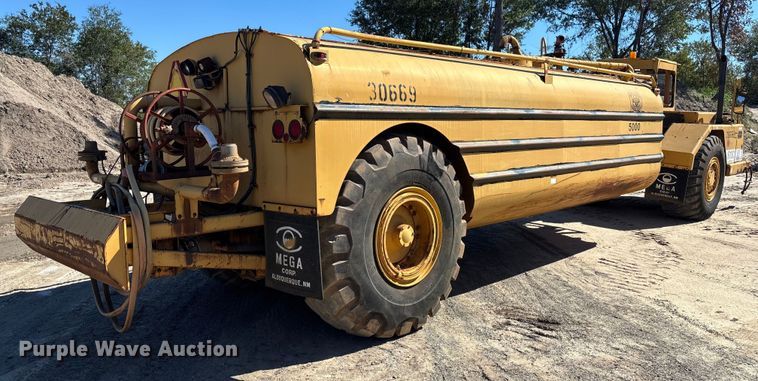 image for item EC3879 1997 Caterpillar 613C Series II water wagon