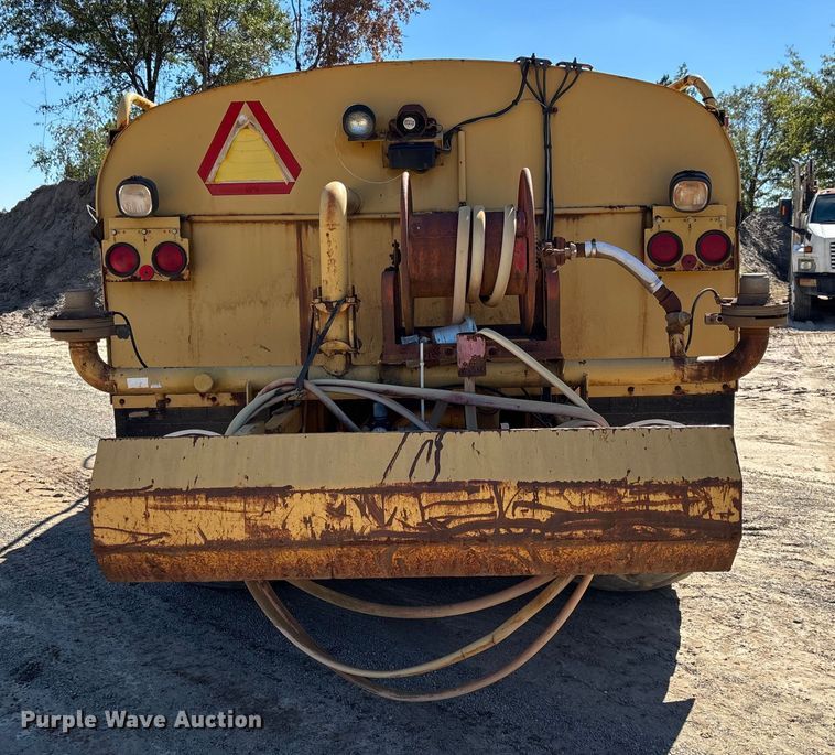 image for item EC3879 1997 Caterpillar 613C Series II water wagon