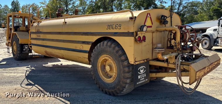 image for item EC3879 1997 Caterpillar 613C Series II water wagon