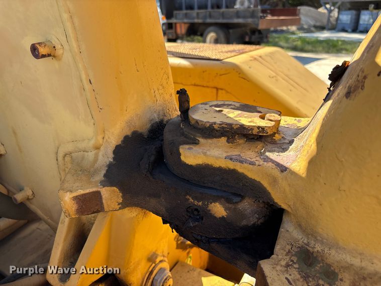 image for item EC3879 1997 Caterpillar 613C Series II water wagon