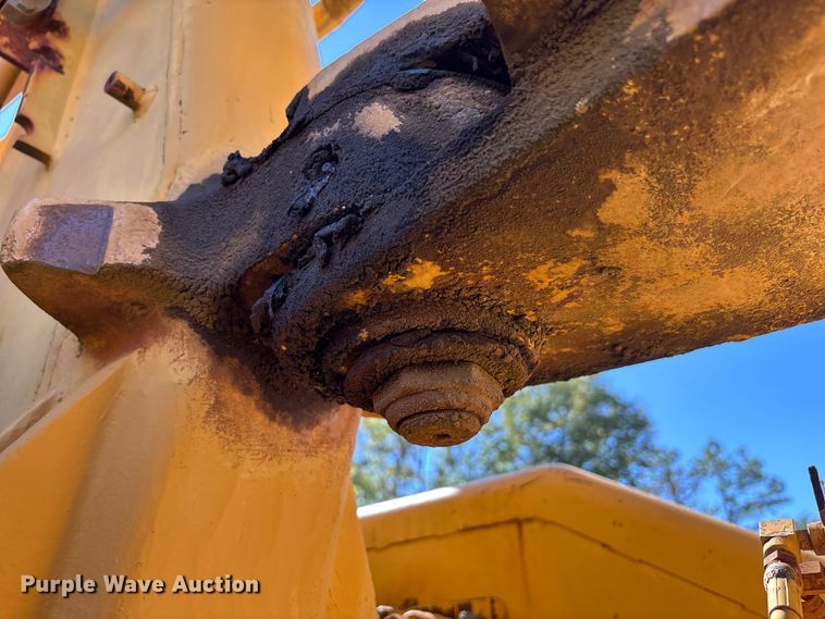 image for item EC3879 1997 Caterpillar 613C Series II water wagon