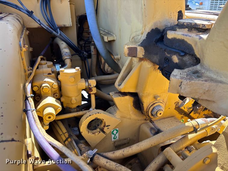 image for item EC3879 1997 Caterpillar 613C Series II water wagon