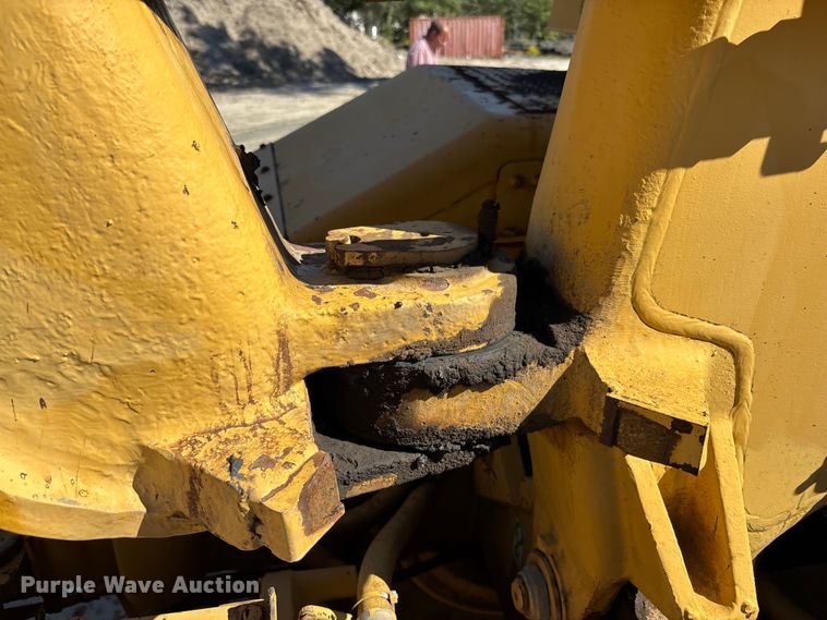 image for item EC3879 1997 Caterpillar 613C Series II water wagon