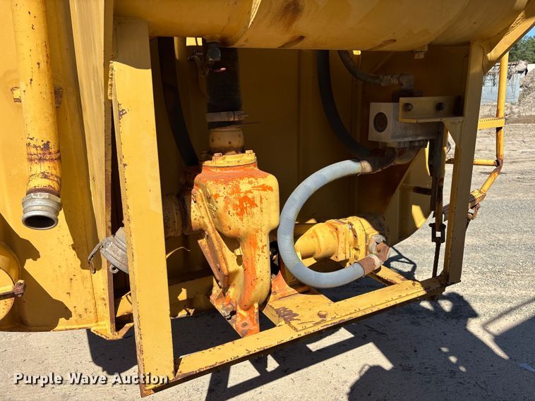 image for item EC3879 1997 Caterpillar 613C Series II water wagon