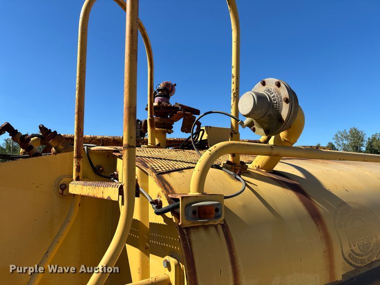 image for item EC3879 1997 Caterpillar 613C Series II water wagon