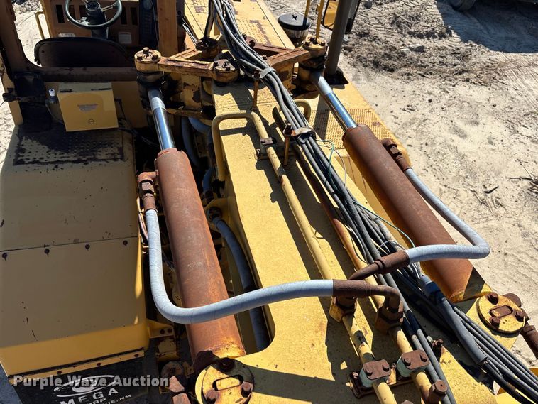 image for item EC3879 1997 Caterpillar 613C Series II water wagon