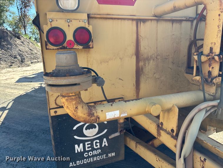 image for item EC3879 1997 Caterpillar 613C Series II water wagon