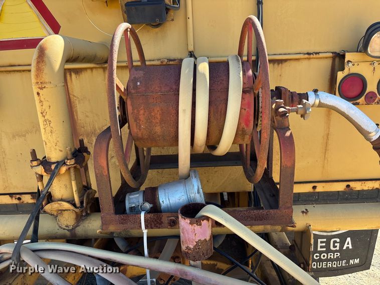 image for item EC3879 1997 Caterpillar 613C Series II water wagon