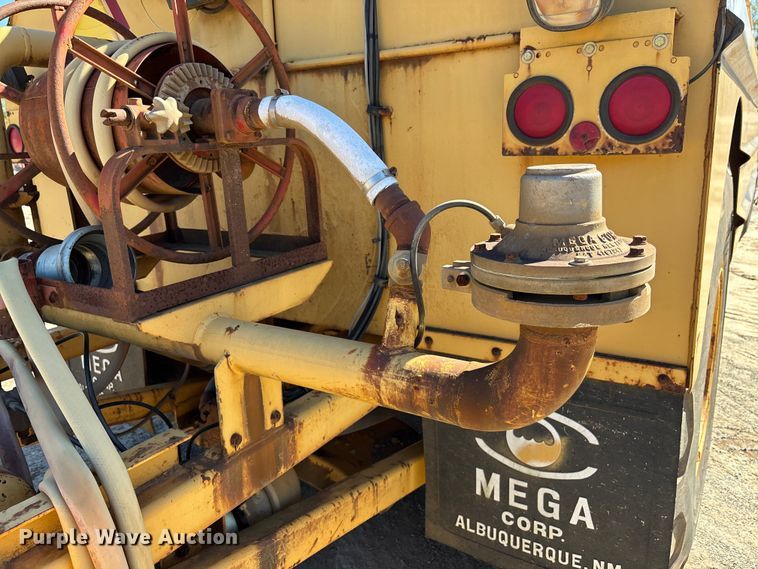 image for item EC3879 1997 Caterpillar 613C Series II water wagon