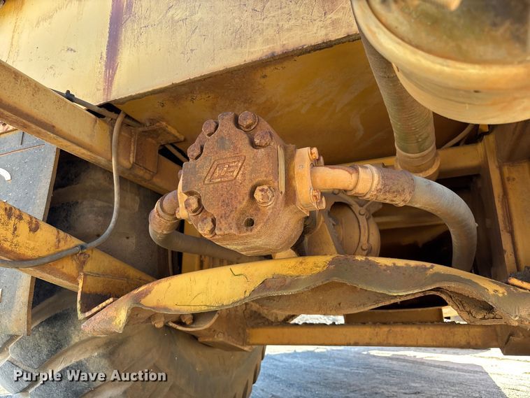 image for item EC3879 1997 Caterpillar 613C Series II water wagon