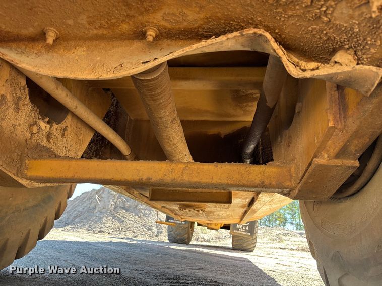 image for item EC3879 1997 Caterpillar 613C Series II water wagon