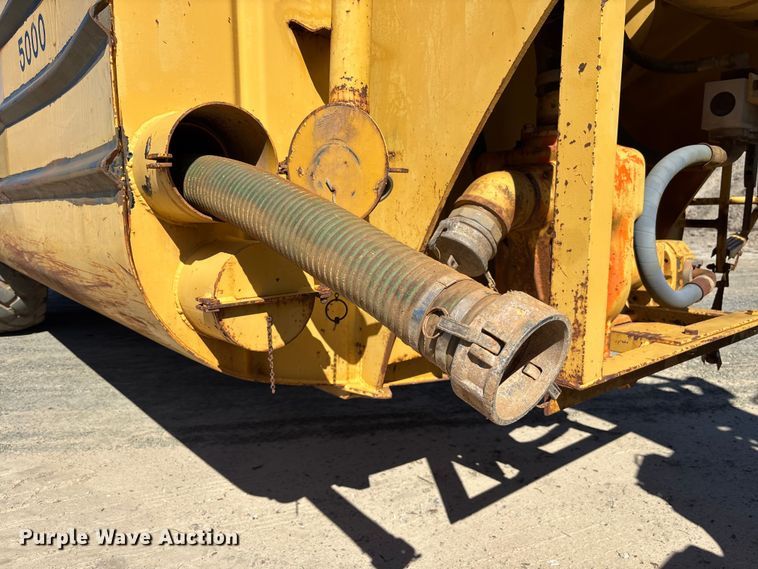 image for item EC3879 1997 Caterpillar 613C Series II water wagon