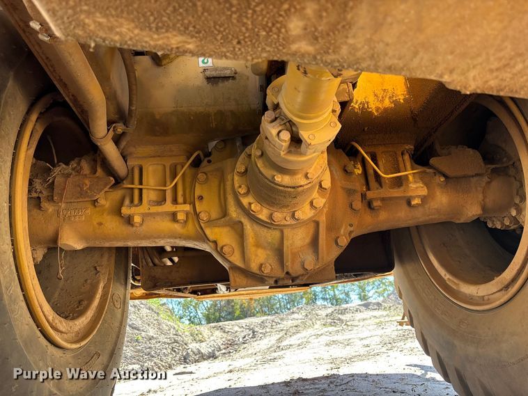 image for item EC3879 1997 Caterpillar 613C Series II water wagon