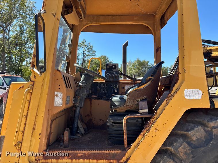 image for item EC3879 1997 Caterpillar 613C Series II water wagon