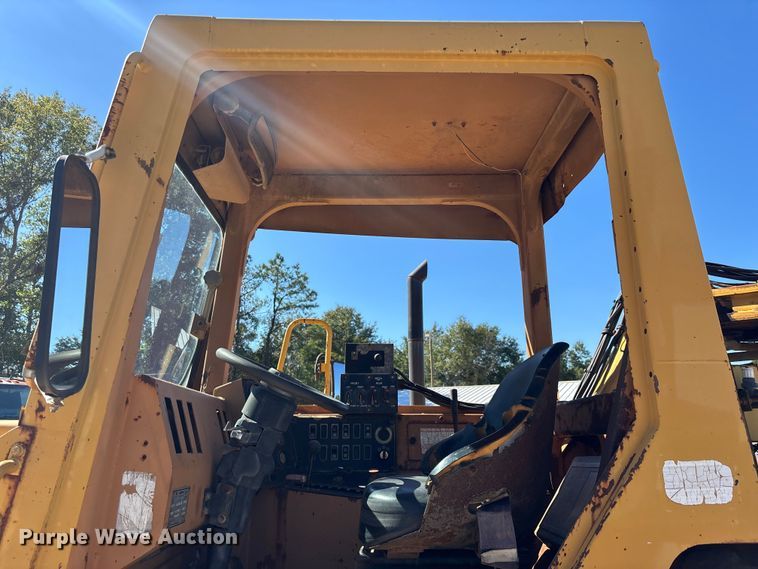 image for item EC3879 1997 Caterpillar 613C Series II water wagon