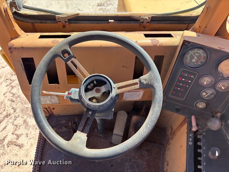 image for item EC3879 1997 Caterpillar 613C Series II water wagon