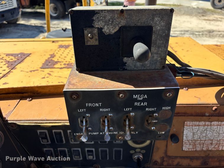 image for item EC3879 1997 Caterpillar 613C Series II water wagon