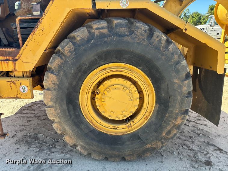 image for item EC3879 1997 Caterpillar 613C Series II water wagon