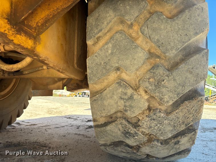 image for item EC3879 1997 Caterpillar 613C Series II water wagon