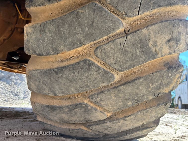 image for item EC3879 1997 Caterpillar 613C Series II water wagon