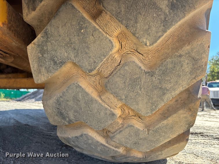 image for item EC3879 1997 Caterpillar 613C Series II water wagon