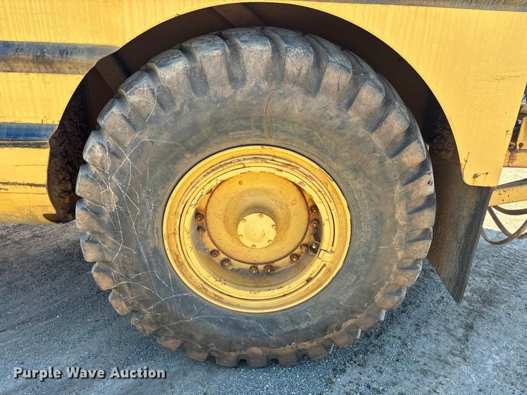 image for item EC3879 1997 Caterpillar 613C Series II water wagon