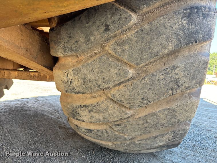 image for item EC3879 1997 Caterpillar 613C Series II water wagon