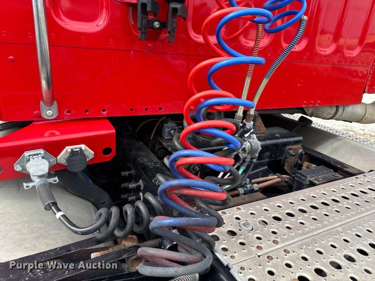 image for item ED1526 2006 Freightliner Business Class M2 semi truck